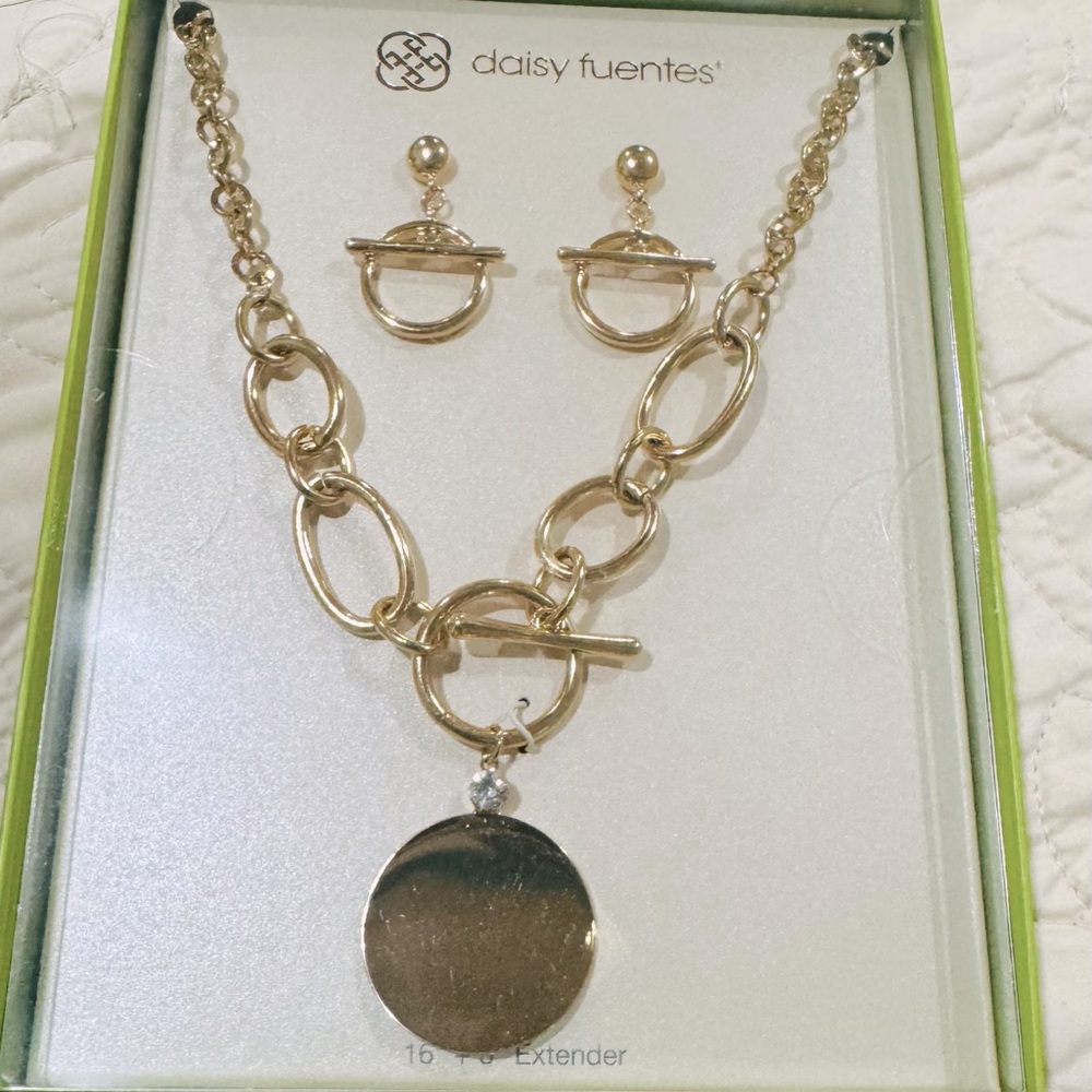 Daisy Fuentes Necklace set NEW